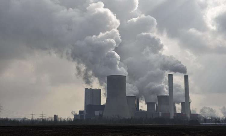 Ndotja industriale në Maminas: Denoncimi i banorëve për ndotjen e vazhdueshme.