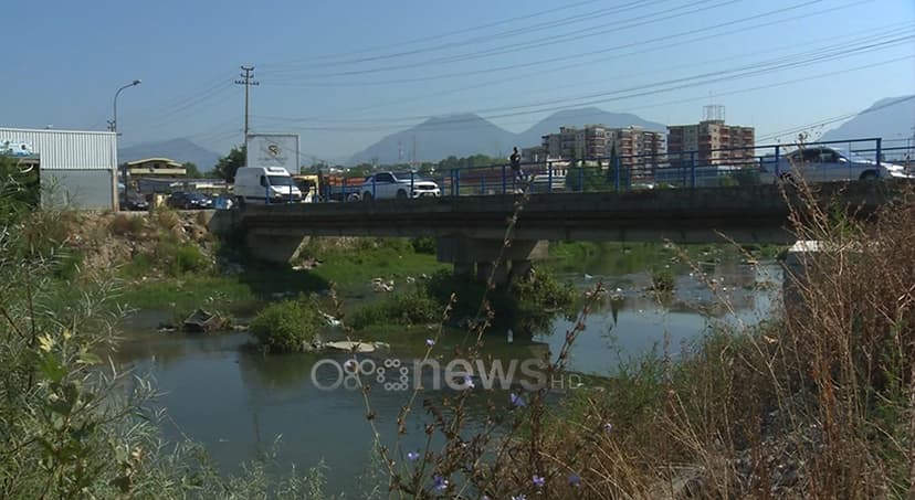 Krim mjedisor në Tiranë: Ndotja e Lumit të Tiranës nga mbetjet e ndërtimit 