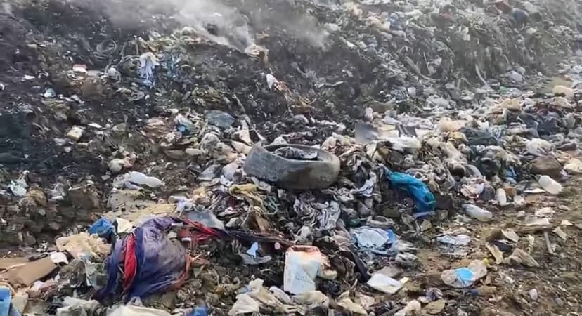 Përfshihet nga flakët vendgrumbullimi i mbetjeve në Fushë-Krujë, dyshohet i qëllimshëm